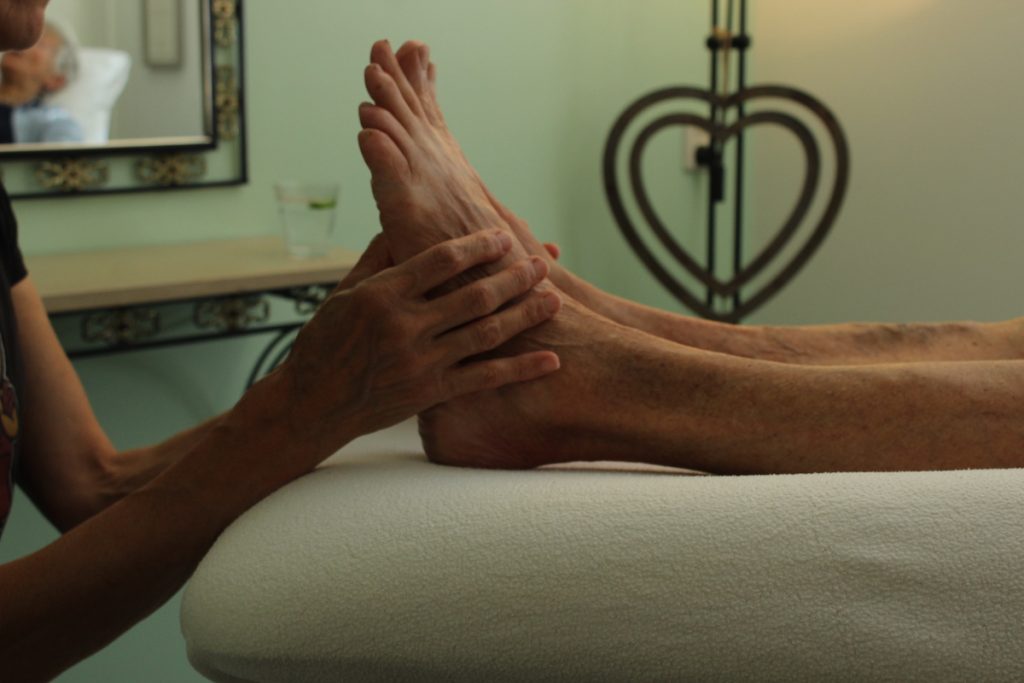 Voetmassage en profil. Voetmasseuse Carolinda Peters masseert uw voeten.